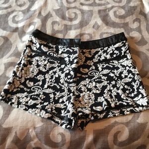 Forever 21 Black & White Floral Shorts Size Small